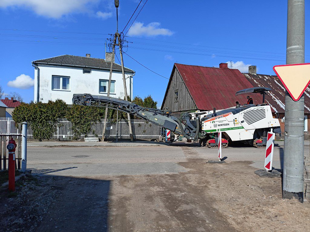 Frezarka drogowa marki Wirtgen podczas prac na ulicy w terenie zabudowanym