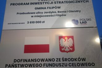 Tablice o dofinansowaniu przebudowy ulic w Filipowie: 3,61 mln zł z Polskiego Ładu i 1,83 mln zł z Funduszu Rozwoju Dróg