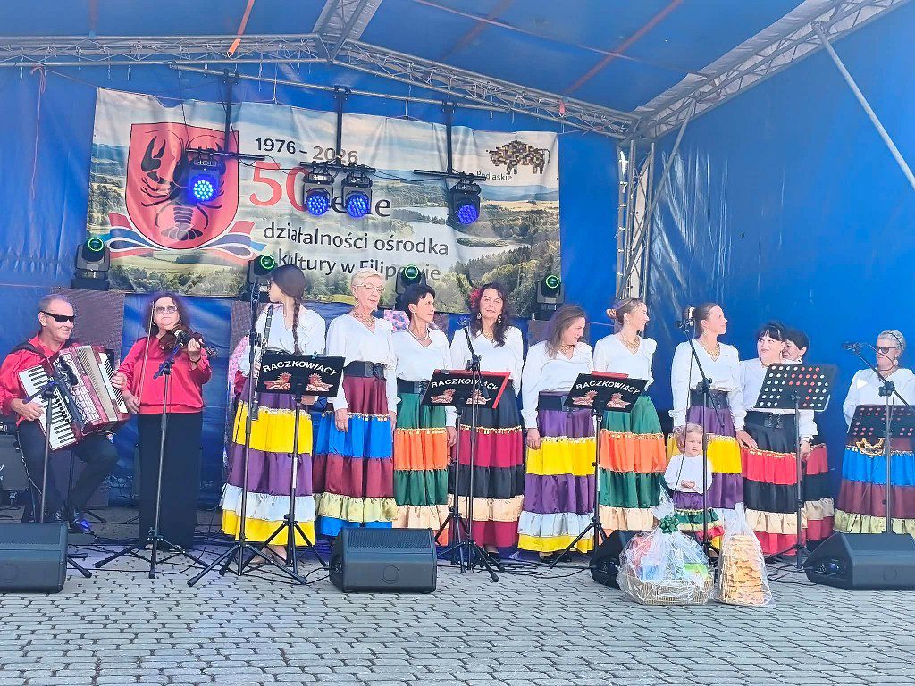 Zespół Raczkowiacy występuje na scenie podczas jubileuszu 50-lecia ośrodka kultury w Filipowie