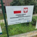 Tablica informacyjna o dofinansowaniu 1 955 000 zł z Polskiego Ładu na przebudowę szkoły podstawowej w Filipowie