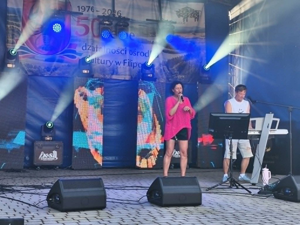 Występ muzyczny na scenie z okazji 50-lecia działalności ośrodka kultury w Filipowie