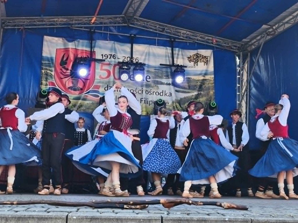 Występ zespołu ludowego na scenie z okazji 50-lecia działalności ośrodka w Filipowie