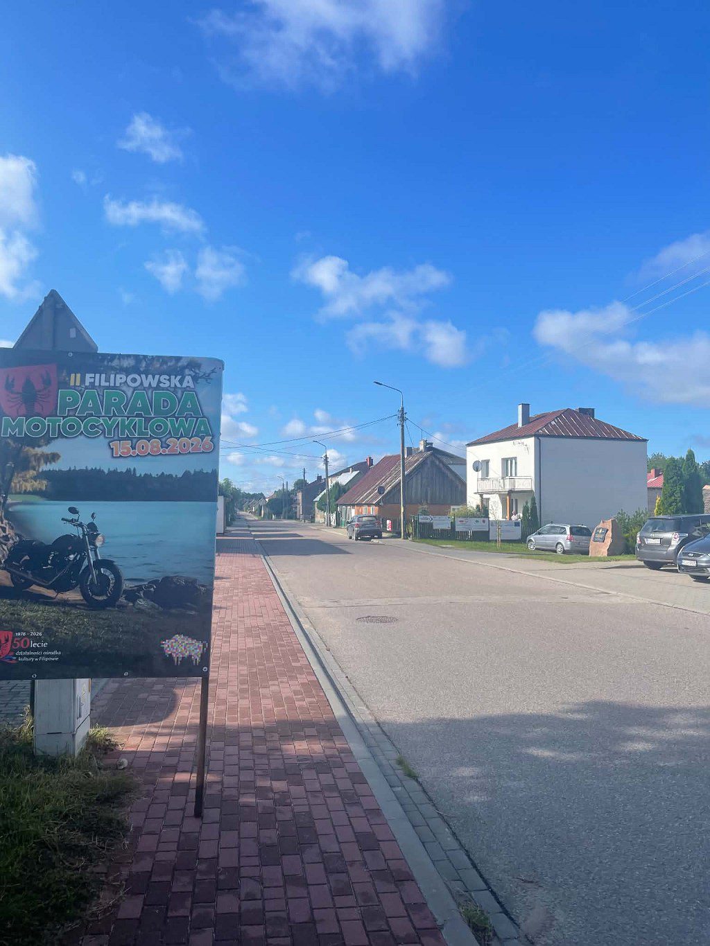 Plakat przy ulicy informujący o II Filipowskiej Paradzie Motocyklowej zaplanowanej na 15 sierpnia 2026 roku