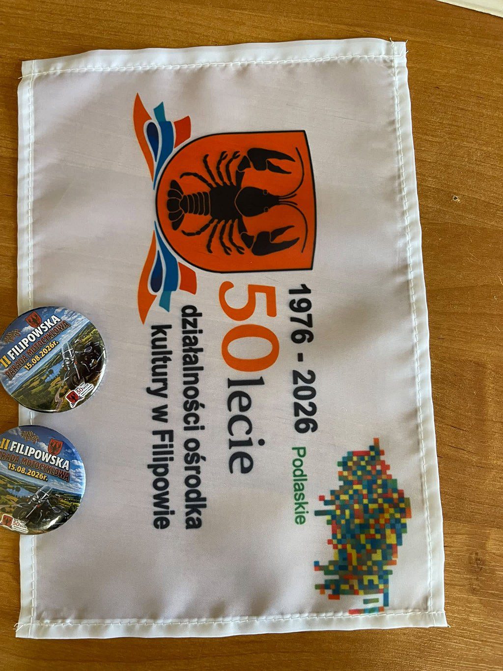 Flaga na 50-lecie ośrodka kultury w Filipowie (1976-2026) oraz przypinki II Filipowskiej Parady Motocyklowej