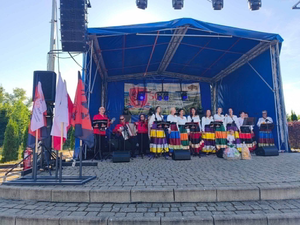 Występ zespołu ludowego na zadaszonej scenie podczas obchodów 500-lecia miejscowości