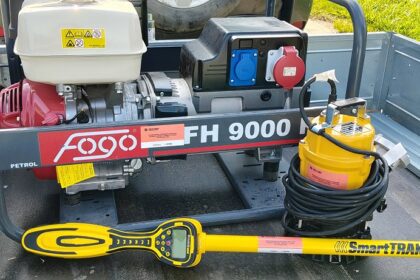 Agregat prądotwórczy Fogo FH 9000, żółta pompa zatapialna i lokalizator magnetyczny SmartTRAK na przyczepie