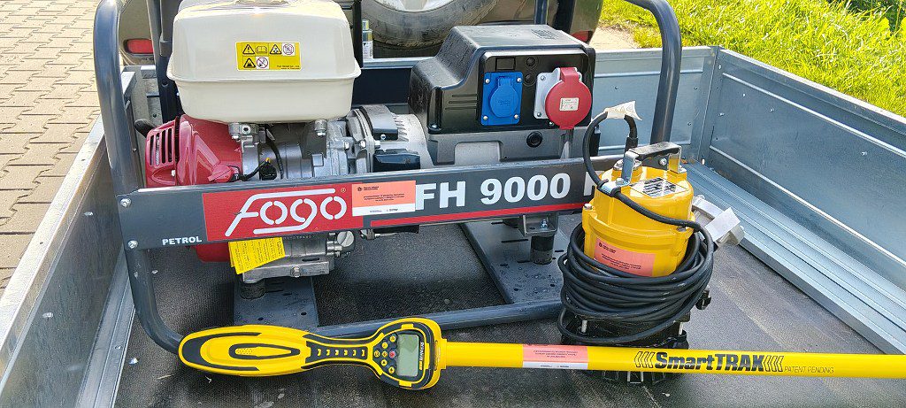 Agregat prądotwórczy Fogo FH 9000, żółta pompa zatapialna i lokalizator magnetyczny SmartTRAK na przyczepie