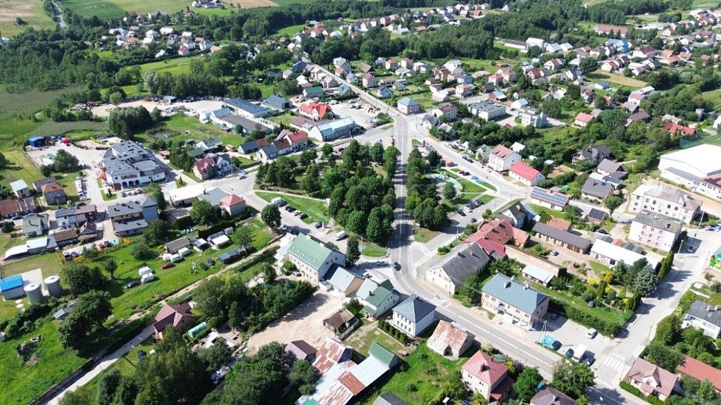 Widok z lotu ptaka na zabudowania Filipowa z licznymi domami, drogami i zielenią