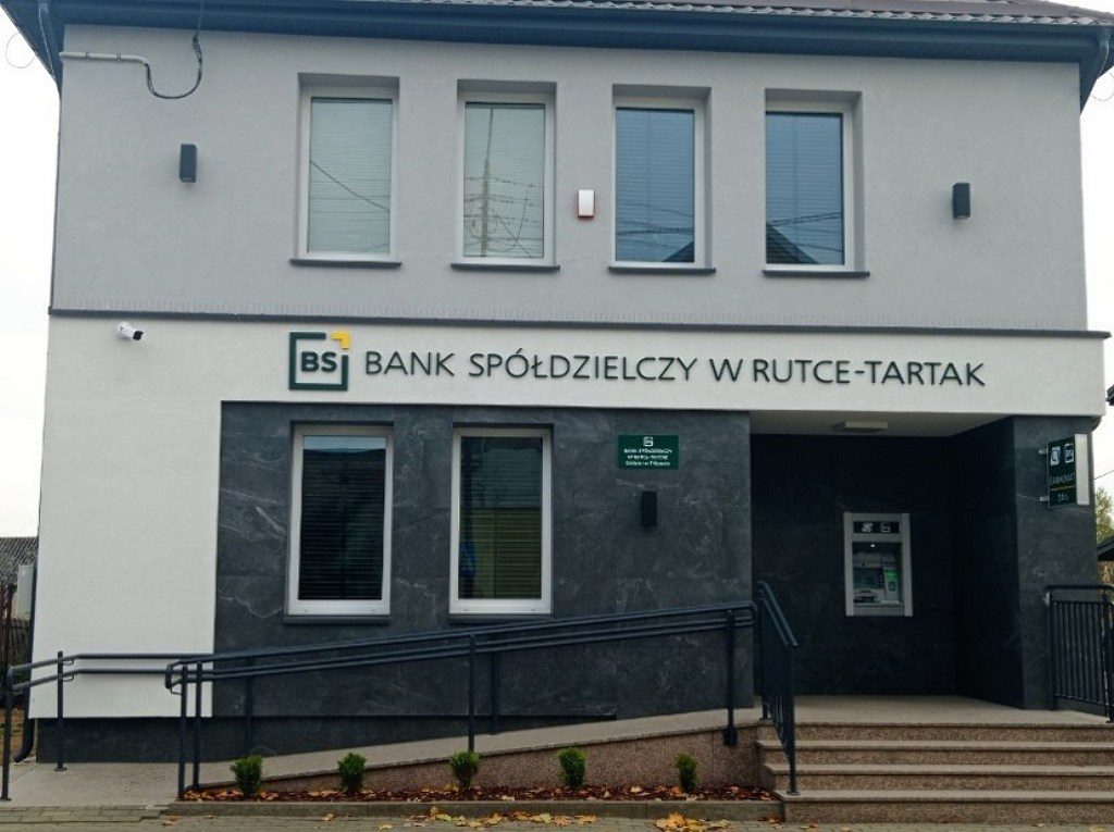 Budynek Banku Spółdzielczego z podjazdem dla osób z niepełnosprawnościami i bankomatem