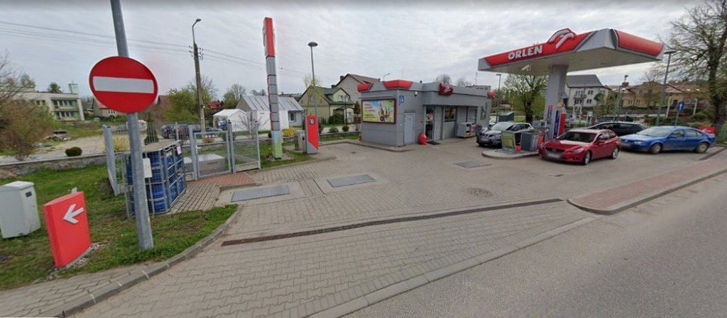 Stacja paliw Orlen z budynkiem sklepu i dystrybutorami
