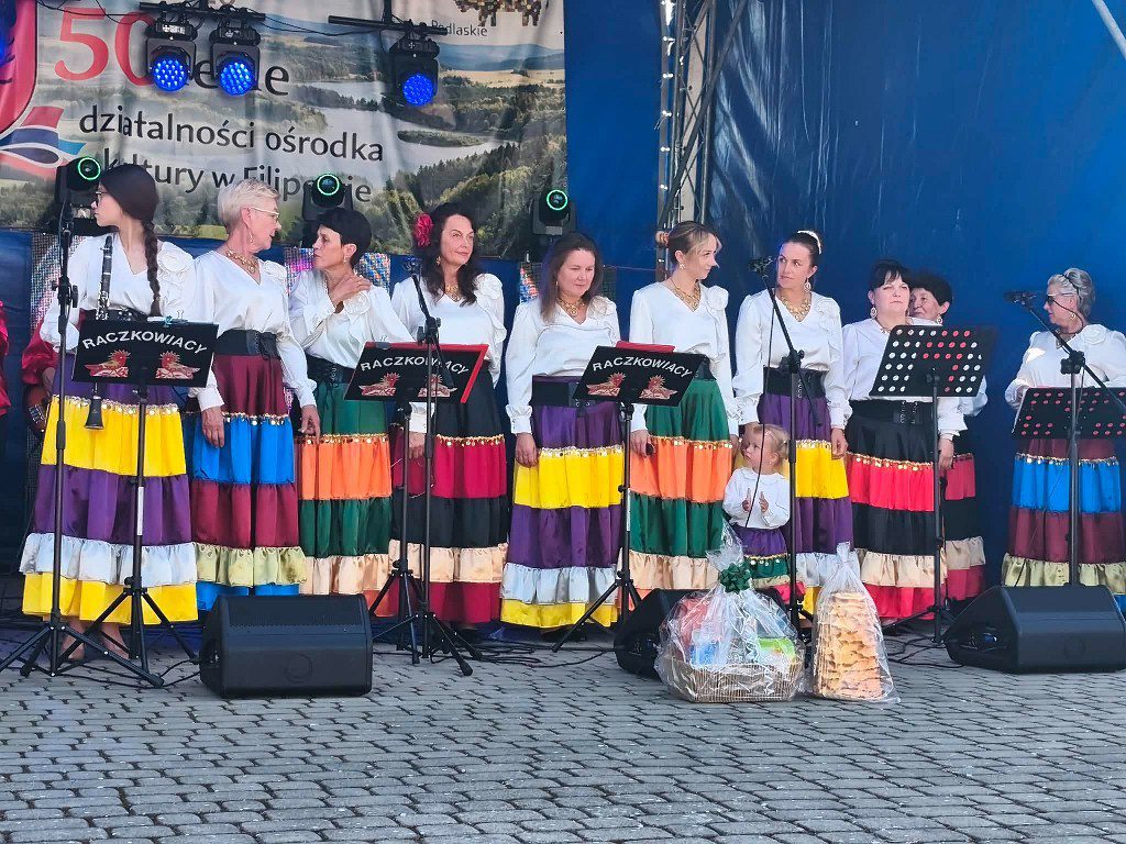Zespół ludowy Raczkowiacy na scenie podczas obchodów 50-lecia ośrodka kultury w Filipowie