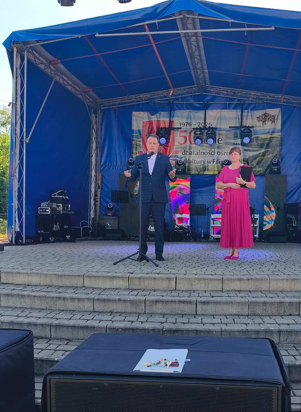 Mężczyzna przemawia na scenie podczas obchodów 50-lecia działalności ośrodka kultury w Filipowie