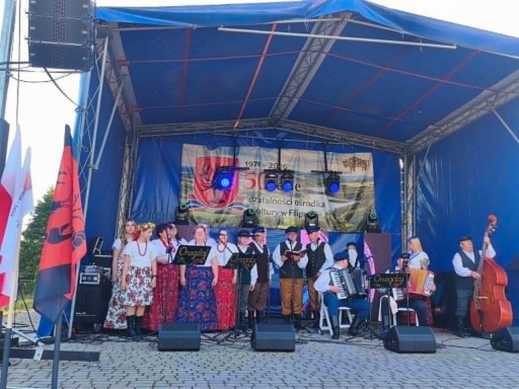 Występ zespołu ludowego na scenie z okazji 40-lecia ośrodka kultury w Filipowie