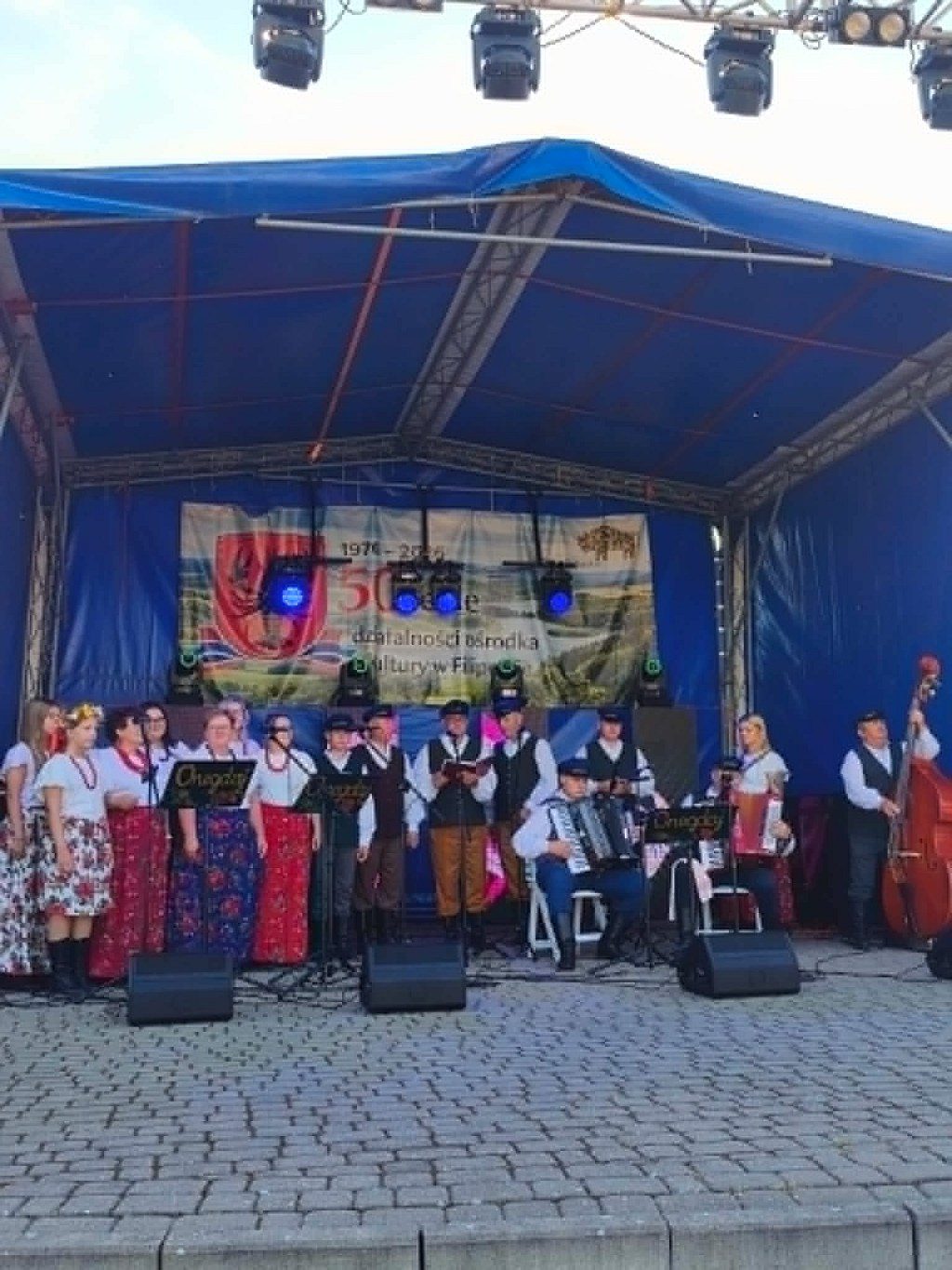 Zespół ludowy występuje na scenie podczas obchodów 50-lecia ośrodka kultury w Filipowie
