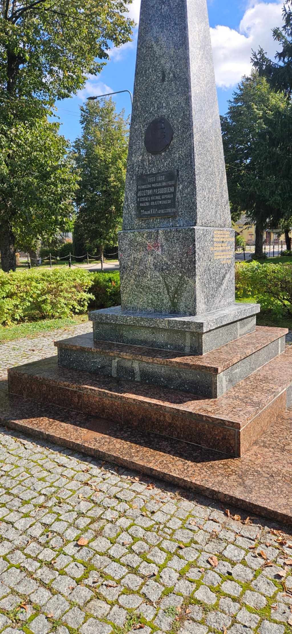 Kamienny pomnik w formie obelisku z tablicą pamiątkową dedykowaną Józefowi Piłsudskiemu