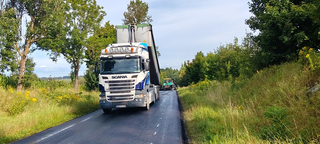 Ciężarówka wywrotka Scania na nowo wyasfaltowanej drodze podczas prac drogowych