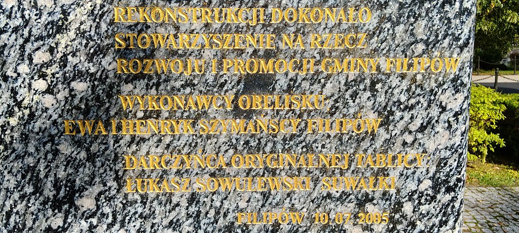 Napis na granitowej tablicy: Rekonstrukcji dokonało Stowarzyszenie na rzecz Rozwoju i Promocji Gminy Filipów. Wykonawcy obelisku: Ewa i Henryk Szymańscy Filipów. Darczyńca oryginalnej tablicy: Łukasz Sowulewski Suwałki. Filipów 10.07.2005