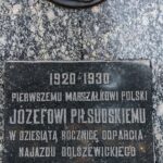 Tablica pamiątkowa z płaskorzeźbą Józefa Piłsudskiego oraz napisem: 1920-1930 Pierwszemu Marszałkowi Polski Józefowi Piłsudskiemu w dziesiątą rocznicę odparcia najazdu bolszewickiego - 29 Baon K.O.P. i społeczeństwo