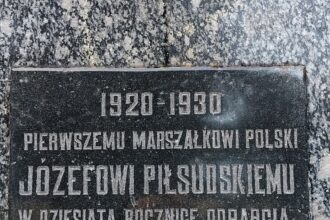 Tablica pamiątkowa z płaskorzeźbą Józefa Piłsudskiego oraz napisem: 1920-1930 Pierwszemu Marszałkowi Polski Józefowi Piłsudskiemu w dziesiątą rocznicę odparcia najazdu bolszewickiego - 29 Baon K.O.P. i społeczeństwo