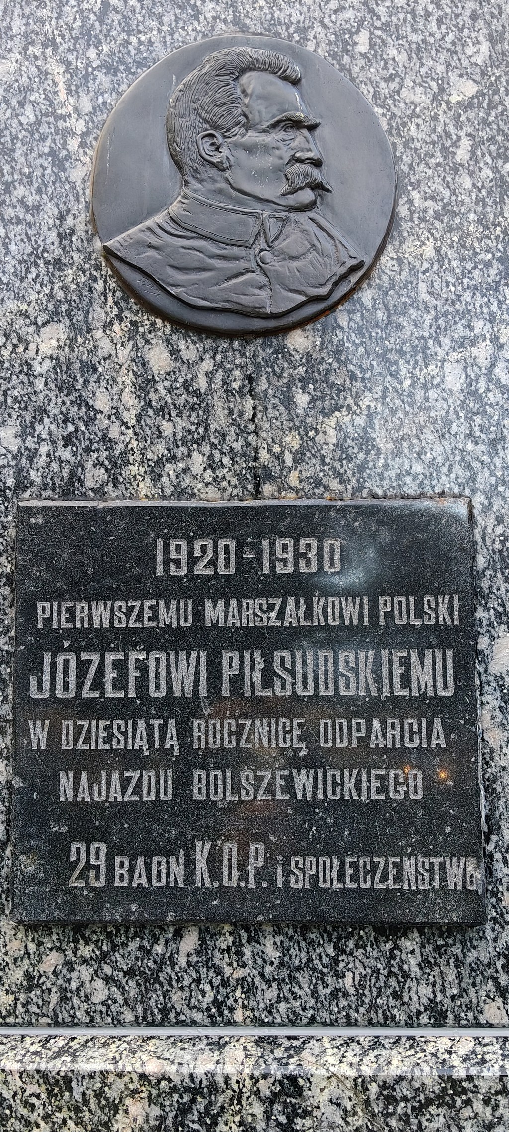 Tablica pamiątkowa z płaskorzeźbą Józefa Piłsudskiego oraz napisem: 1920-1930 Pierwszemu Marszałkowi Polski Józefowi Piłsudskiemu w dziesiątą rocznicę odparcia najazdu bolszewickiego - 29 Baon K.O.P. i społeczeństwo